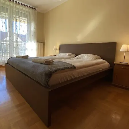 Apartment For A Group Close To The Subway