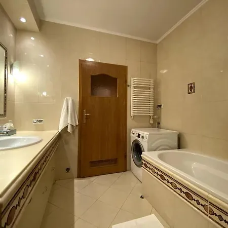 Apartment For A Group Close To The Subway *